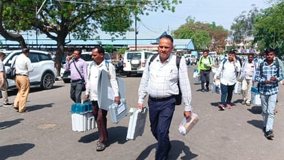 Muzaffarnagar: Polling parties left from Kukra Mandi, voting is to be held tomorrow at 1698 booths