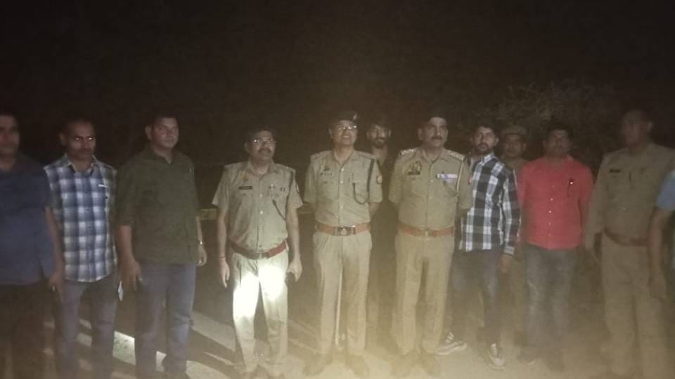 police arrested two robbers during encounter who robbed mother and son In Mathura