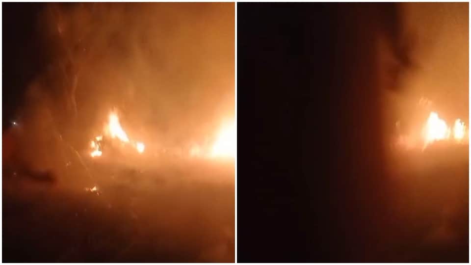 दो घरों में लगी आग।