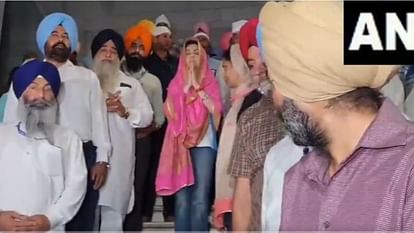 Punjab: रिलायंस फाउंडेशन की संस्थापक और चेयरपर्सन नीता अंबानी ने स्वर्ण मंदिर में पूजा-अर्चना की Punjab: Reliance Foundation founder and chairperson Nita Ambani offered prayers at the Golden Temple