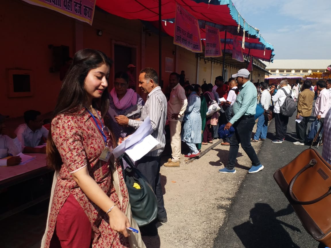 Muzaffarnagar: Polling parties left from Kukra Mandi, voting is to be held tomorrow at 1698 booths