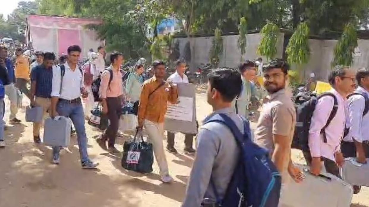 Karauli News: Departure of polling parties for the first phase of voting, additional police force deployed