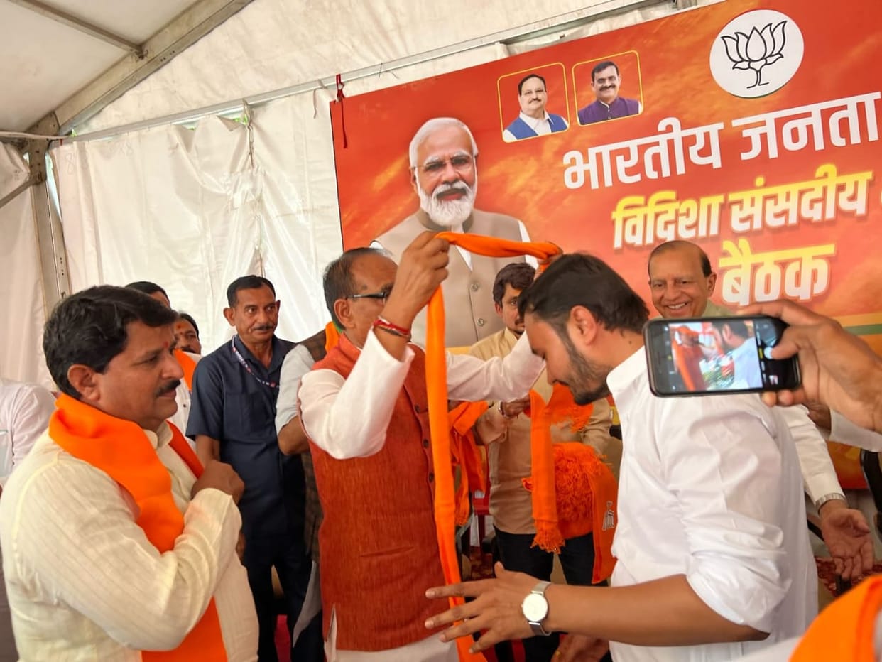 Sehore: Congress gets a shock again, Youth Congress District President Rajkumar Yadav joins BJP