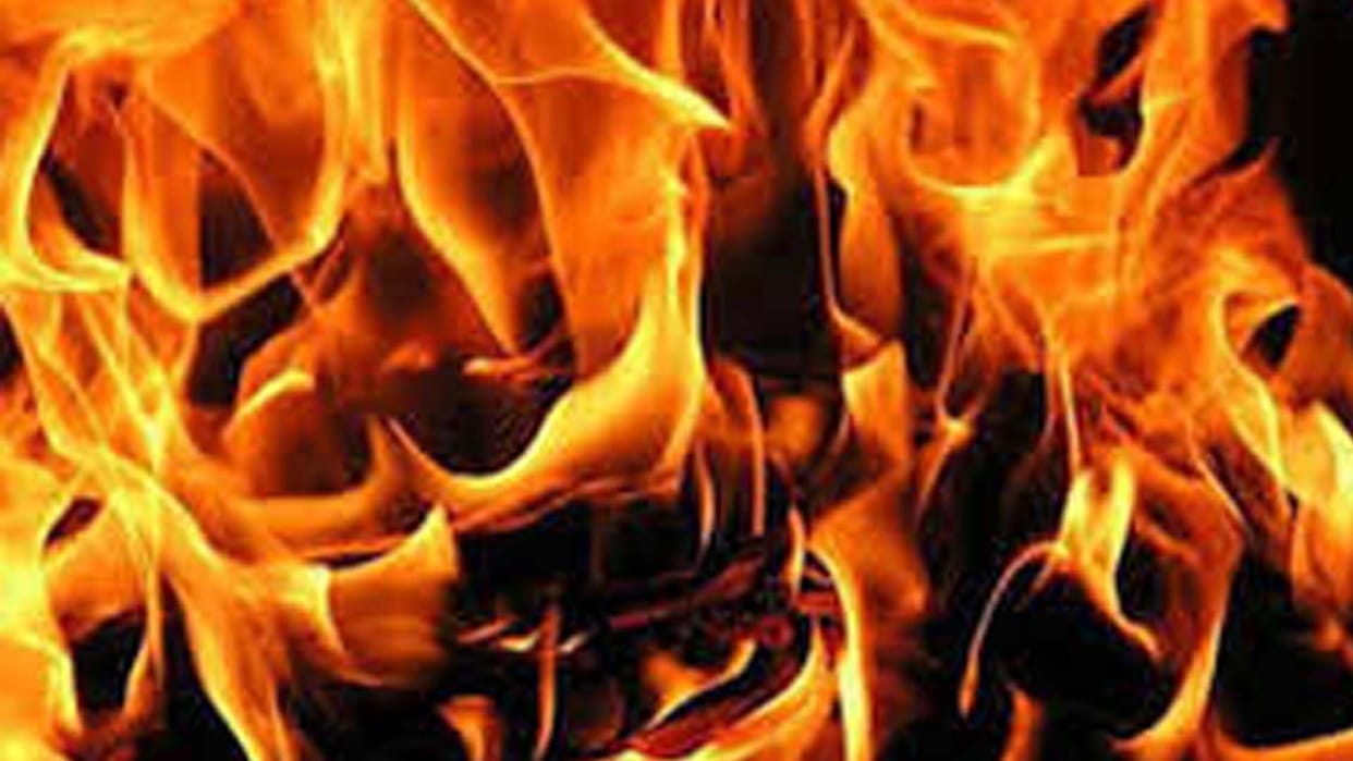 Fatehpur: Fire broke out under suspicious circumstances in police station premises, eight vehicles burnt
