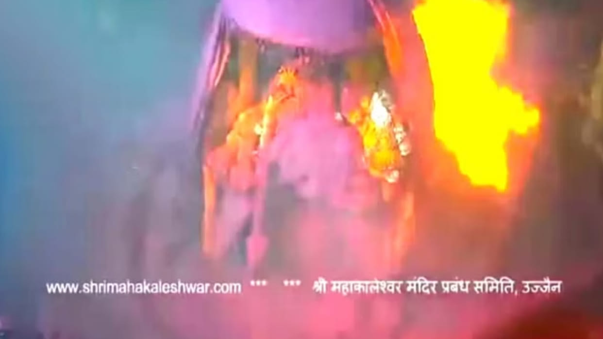 ujjain news mahakal temple holi fire incident injured priest and other staff return Home