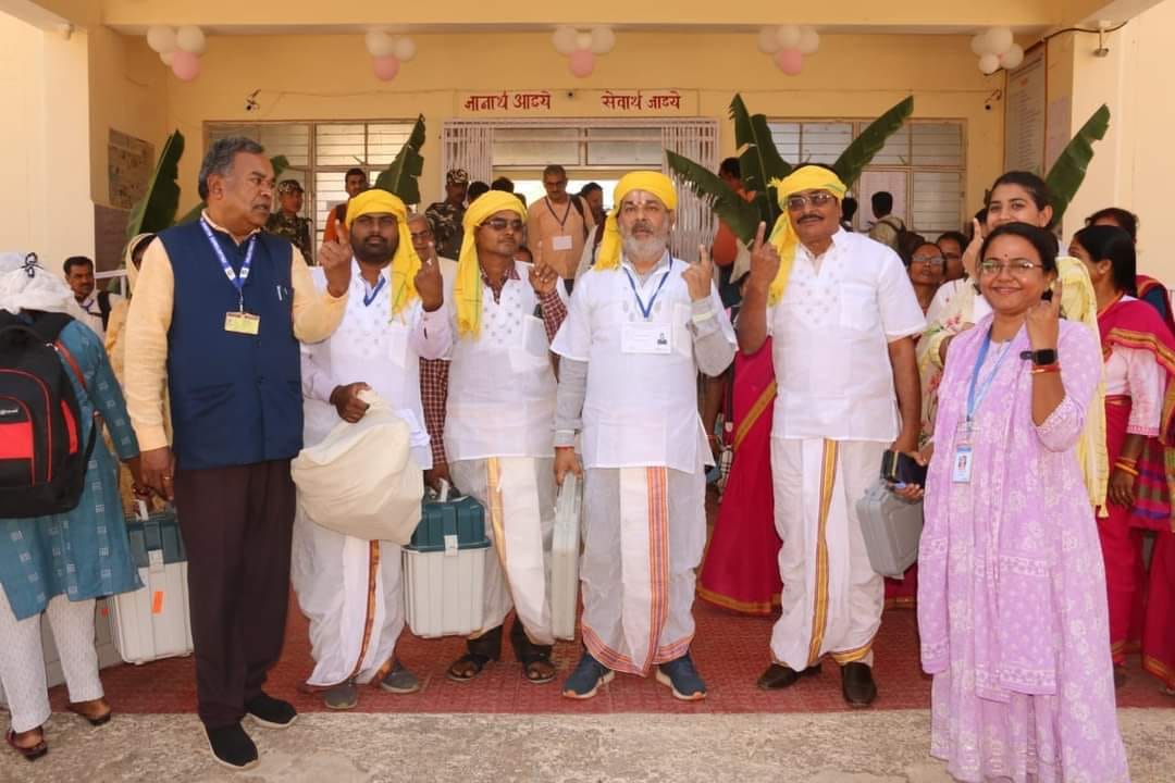 MP LS Election: Employees arrived in traditional attire to collect voting material, unique style in discussion