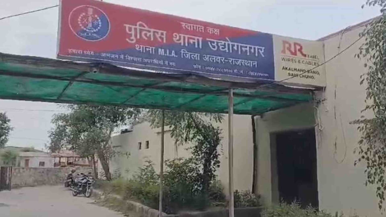 Alwar News: Thieves entered the office of steel works factory and took away cash.