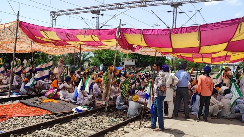 Farmers' protest continues on railway tracks, 133 trains affected, 56 had to be cancelled.