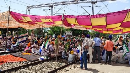 Farmers' protest continues on railway tracks, 133 trains affected, 56 had to be cancelled.