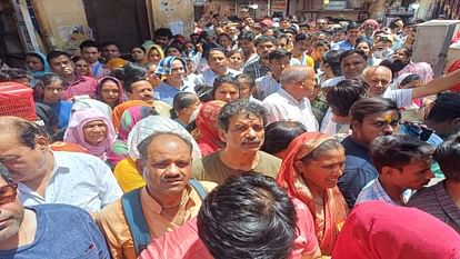 Crowd gathered in Banke Bihari temple, Vehicles banned in Vrindavan from today