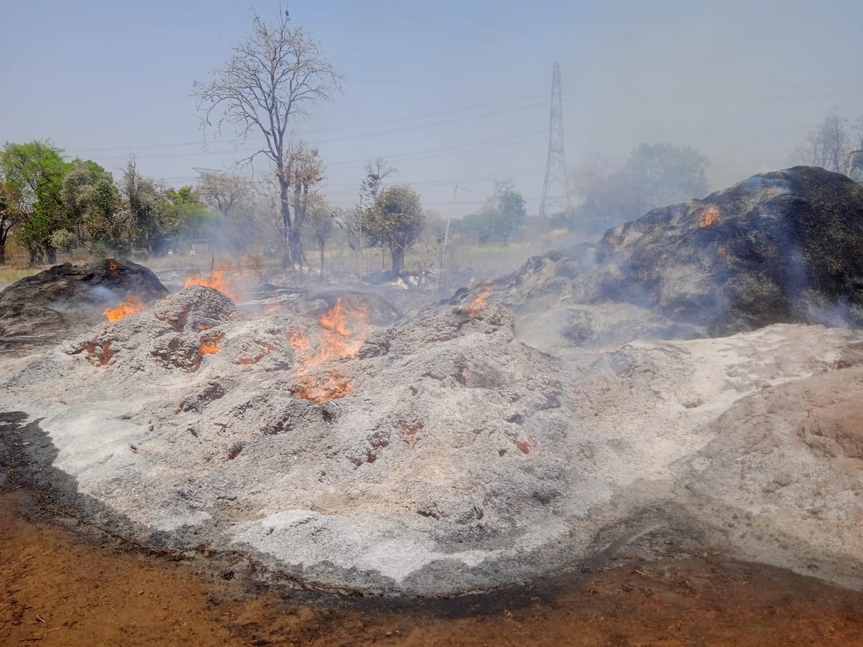 Fire broke out in farmer's field due to unknown reasons, crop burnt to ashes