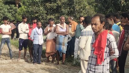 Bihar Crime: मुजफ्फरपुर में बगीचे में मिला गला रेता हुआ युवक का शव, पुलिस मामले की जांच में जुटी Bihar Crime: Dead body of a young man with his throat slit found in garden in Muzaffarpur
