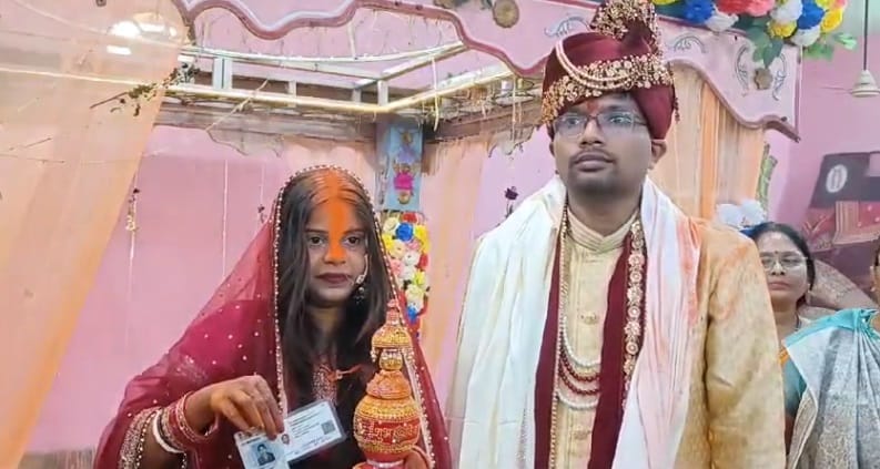 शेखपुरा में दूल्हा-दुल्हन ने वोट डाला।