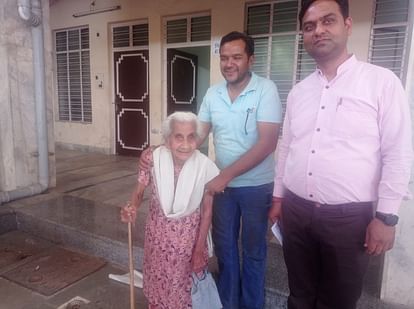 PHOTOS: युवाओं में उत्साह, बुजुर्गों-दिव्यांगों का हाैसला भी कम नहीं, बूथों पर ऐसे गए तो देखता रह गया हर कोई Uttarakhand Lok Sabha Election 2024 Phase 1 Voting Youth and Elderly Craze For vote photos