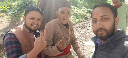 PHOTOS: युवाओं में उत्साह, बुजुर्गों-दिव्यांगों का हाैसला भी कम नहीं, बूथों पर ऐसे गए तो देखता रह गया हर कोई Uttarakhand Lok Sabha Election 2024 Phase 1 Voting Youth and Elderly Craze For vote photos