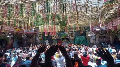 बांकेबिहारी मंदिर में सजाया गया भव्य फूल-बंगला