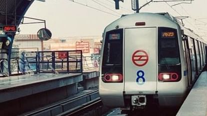 Delhi: तिलक नगर मेट्रो स्टेशन पर ट्रेन के सामने कूदा युवक, गंभीर रूप से घायल; अभी तक नहीं हुई शिनाख्त young man tried to commit suicide by jumping in front of train at Tilak Nagar metro station Delhi