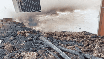 Due to fire in the fields in Sant Kabir Nagar area, the fire reached inside the village, 50 houses burnt.