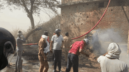 Due to fire in the fields in Sant Kabir Nagar area, the fire reached inside the village, 50 houses burnt.