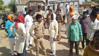 घटना के बाद मौके पर जुटी भीड़।