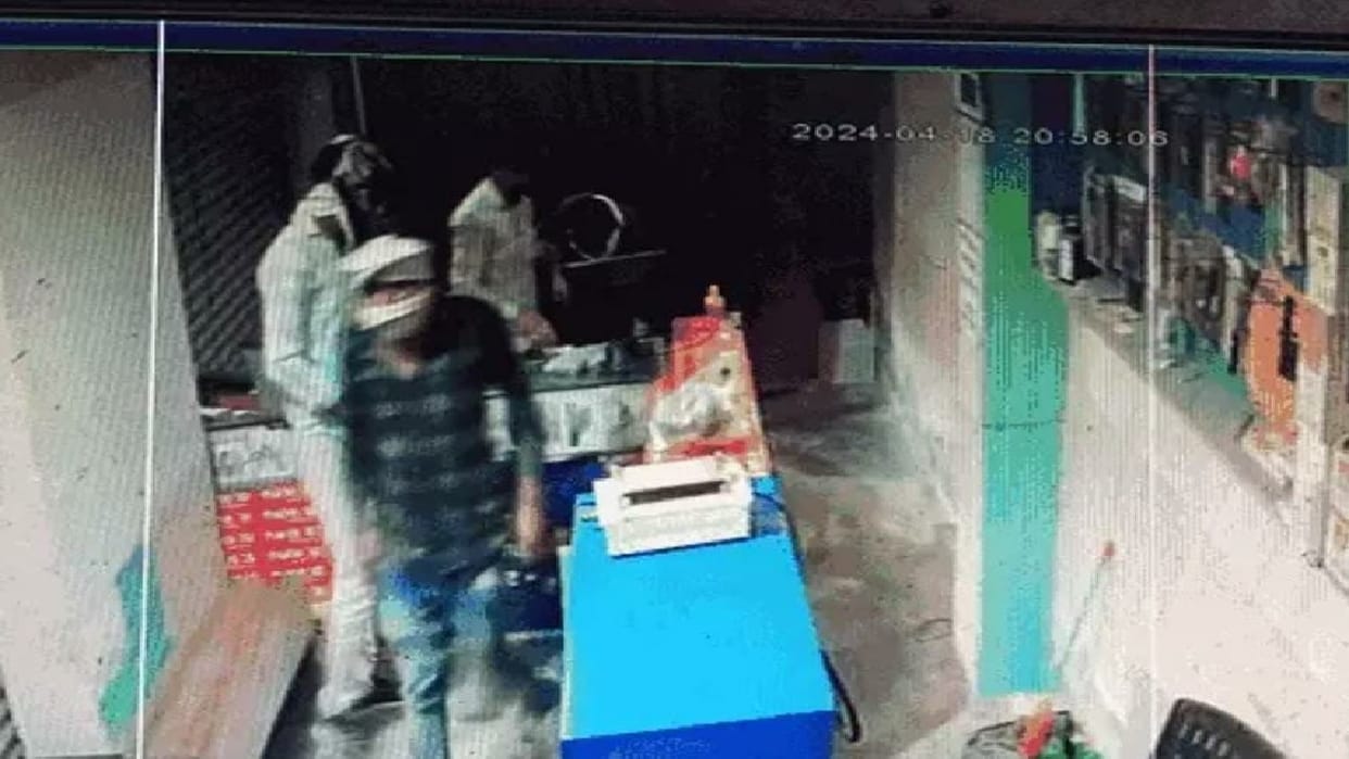 Miscreants attacked money transfer shopkeeper in Rewari, looted cash worth lakh at gunpoint