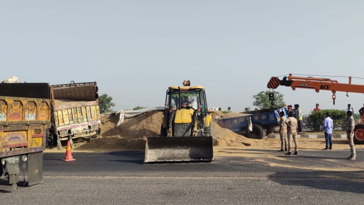 Truck hit tractor in chandauli driver dead and one man serious