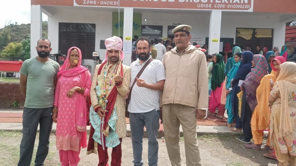 Udhampur lok sabha Election : Ramnagar polling station decorated with balloons mehendi for women arrangement o