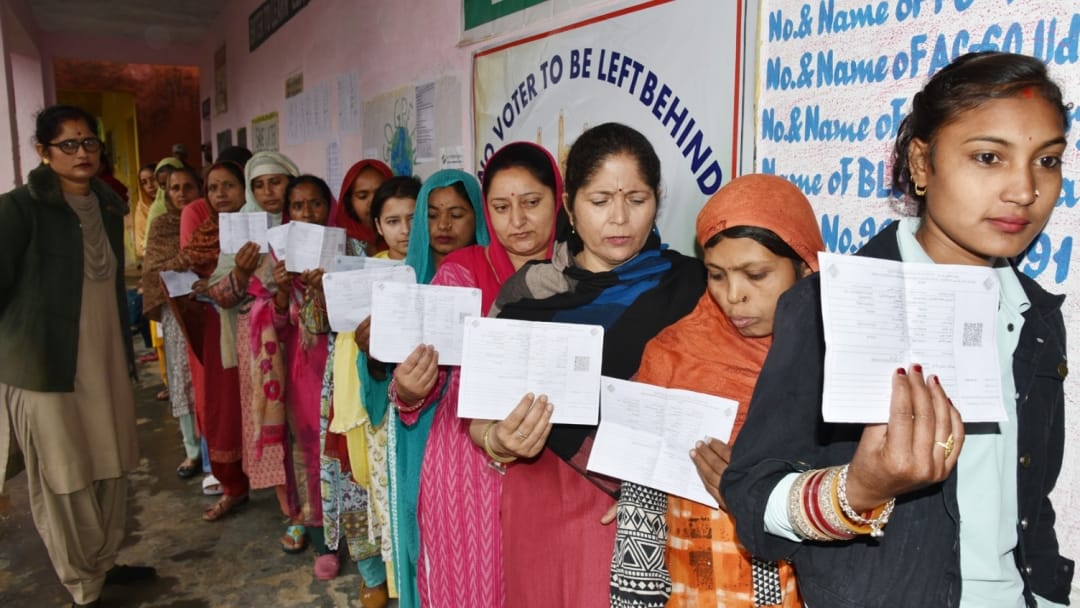Udhampur lok sabha Election : Ramnagar polling station decorated with balloons mehendi for women arrangement o