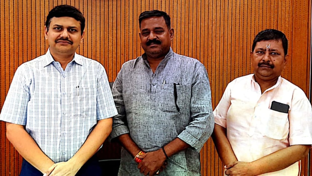 SP Leader met Divisional Commissioner Varanasi regarding removal of slip fee in Vishwanath Dham