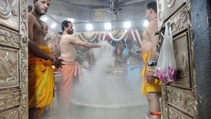 Ujjain Mahakal: महाकाल मंदिर की भस्म आरती व्यवस्था में होगा बड़ा बदलाव, तीन माह पहले से हो सकेगी बुकिंग big change in the Bhasma Aarti system of Mahakal temple, booking can be done three months in advance.