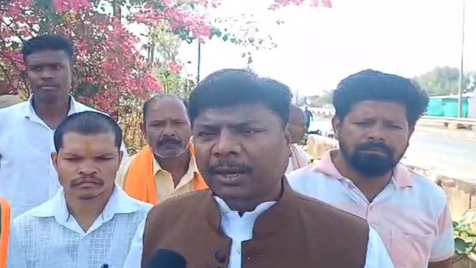 Threat to kill those close to minister Kedar Kashyap Naxalites threw pamphlets in Narayanpur