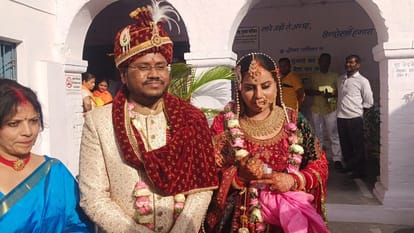 Lok sabha election 2024 Uttarakhand: The bride arrived to cast her vote before leaving in nainital
