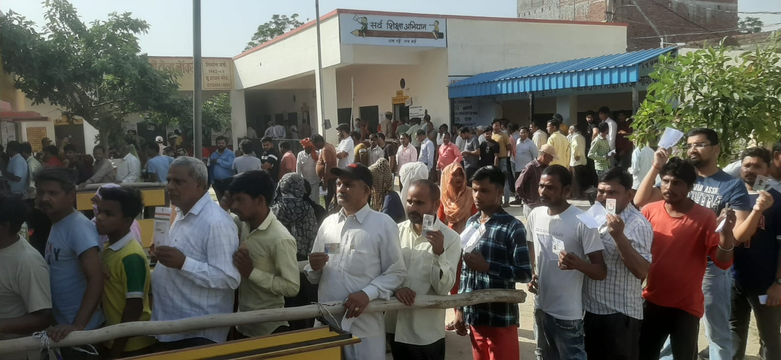 Voting continues with enthusiasm in Moradabad, youth excited about voting for first time, watch video