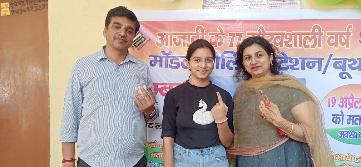 Voting continues with enthusiasm in Moradabad, youth excited about voting for first time, watch video
