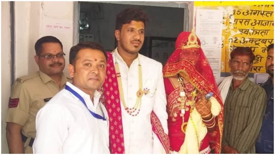 MP Lok Sabha Election Phase 1 Voting Updates Voters Casting Votes Polling Booth Photos News in Hindi