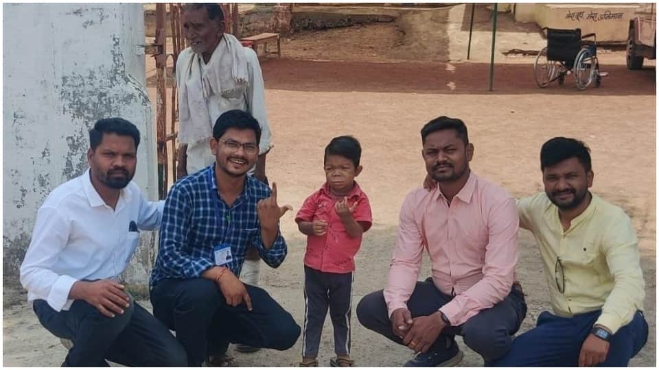 MP Lok Sabha Election Phase 1 Voting Updates Voters Casting Votes Polling Booth Photos News in Hindi