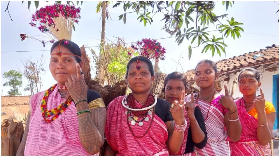 MP Lok Sabha Election Phase 1 Voting Updates Voters Casting Votes Polling Booth Photos News in Hindi