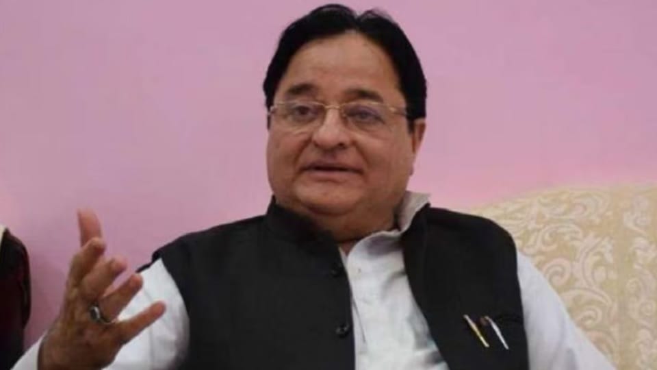 Moradabad: Inspector misbehaved by entering office of SP MP ST Hasan, will complain Election Commission