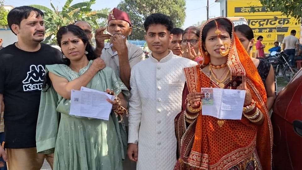Lok sabha election 2024 Uttarakhand: The bride arrived to cast her vote before leaving in nainital