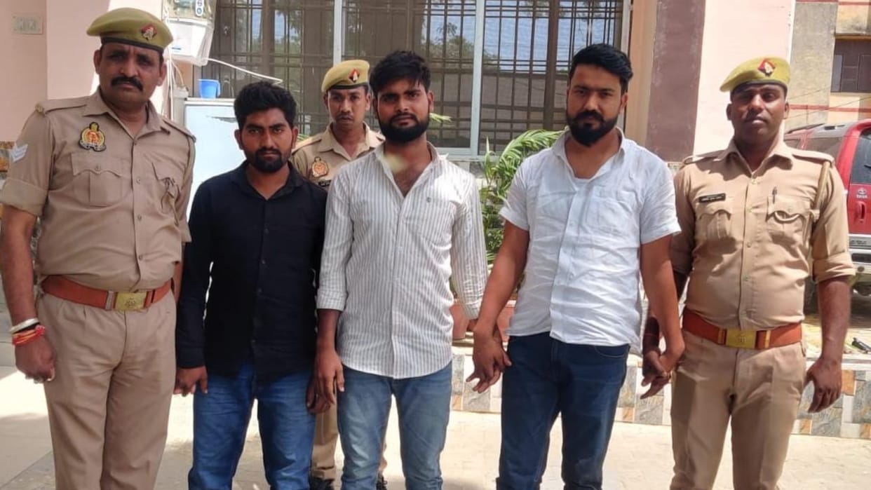 Three animal smuggler arrested in azamgarh worth One lakh cash pistol and cartridges recovered