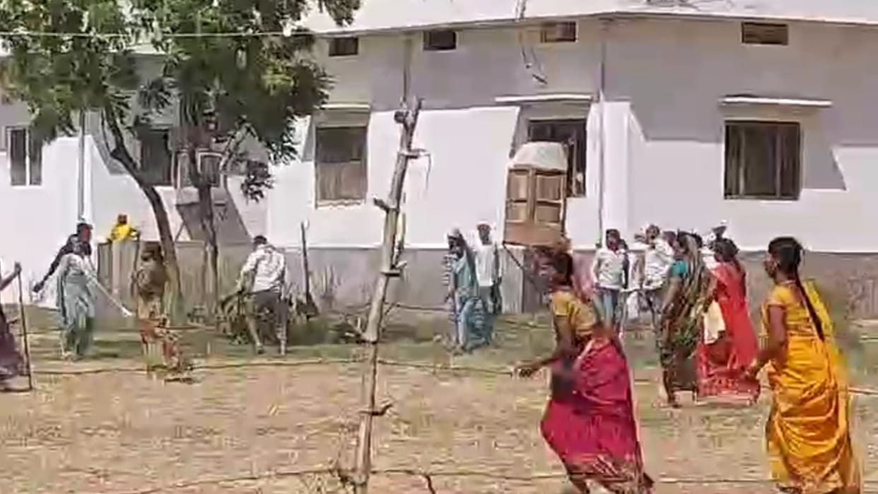 three sub-inspector and three constable injured in Villagers of attacked varanasi
