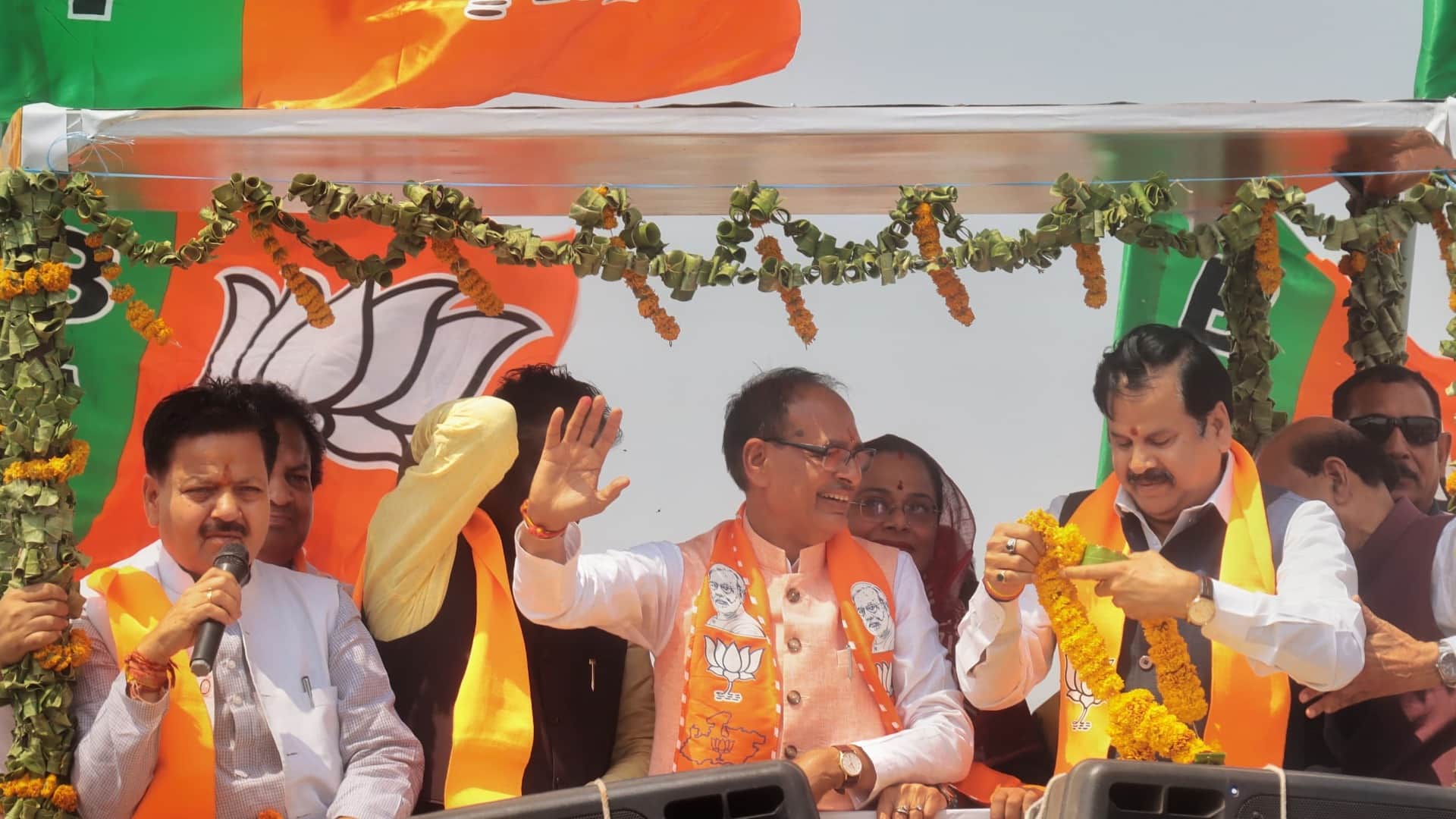 पूर्व सीएम शिवराज सिंह चौहान ने शुक्रवार को नामांकन दाखिल किया।