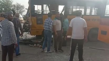 Barnala Accident: तेज रफ्तार स्कूल बस और ट्रक की भिड़ंत, 14 बच्चे और दो स्टाफ कर्मी घायल School bus met with accident in Barnala, many children injured