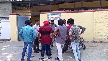 Kota News: सड़क पर बेतरतीब बने स्पीड ब्रेकर ने ली दो युवकों की जान, बाइक उछलकर पेड़ से टकराई Kota News: Random speed breaker on the road took the lives of two youths, the bike bounced and hit a tree.