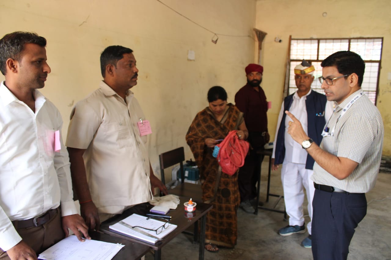 Enthusiasm from youth to elders in Rampur, PM Modi said - vote on this festival at any cost