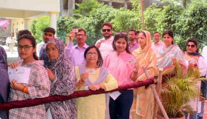 रामपुर में मतदान केंद्रों पर पहुंचे मतदाता