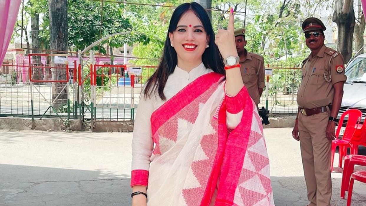 Municipality President Rashmi Jaiswal cast her vote at pink booth in baheri pilibhit lok sabha