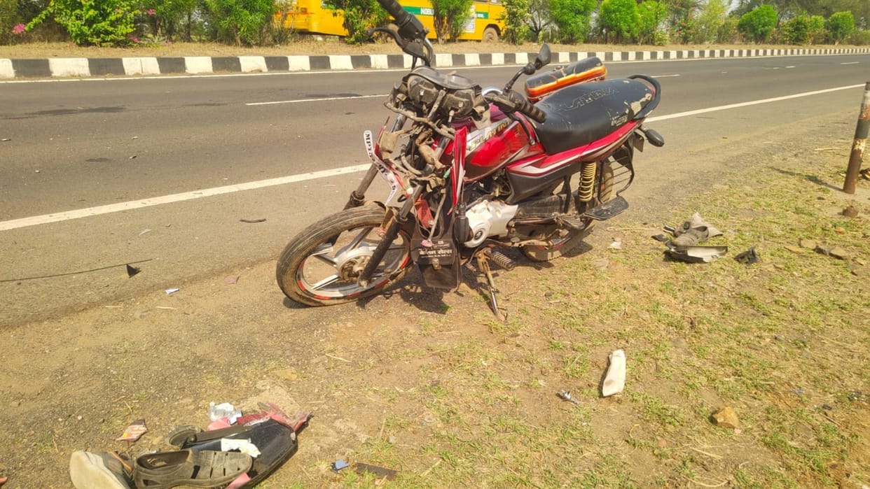 Sagar: Two people died in bike collision, two seriously injured were sent to the district hospital.