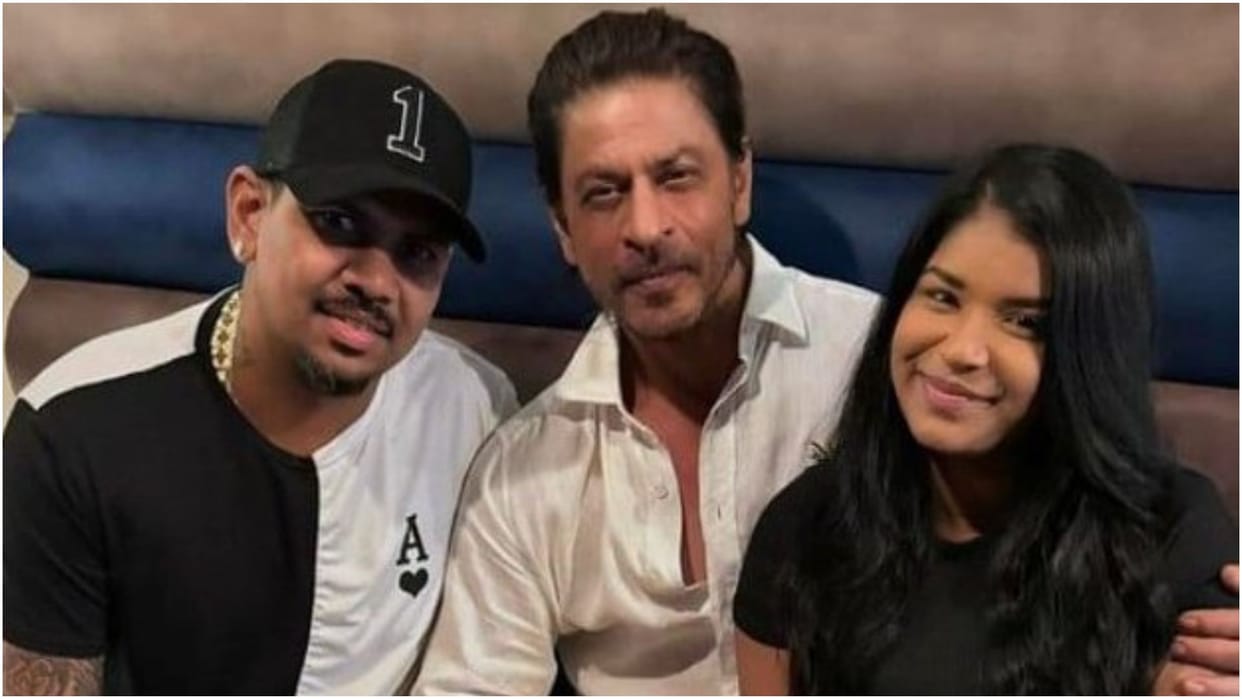Shah rukh Khan posing with KKR player Sunil Narine and his wife Anjellia Suchit Photo Goes Viral