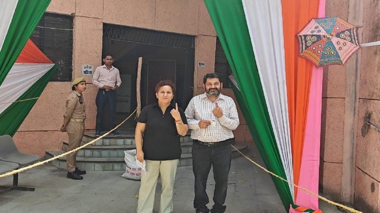 Municipality President Rashmi Jaiswal cast her vote at pink booth in baheri pilibhit lok sabha